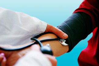 Medindo a presión arterial cun tonómetro, un médico pode detectar a hipertensión nun paciente. 